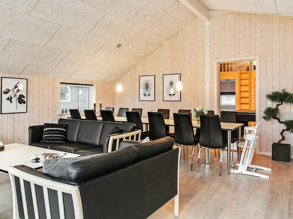 12 Person Holiday Home In Hasselberg คัพเพล์น ภายนอก รูปภาพ