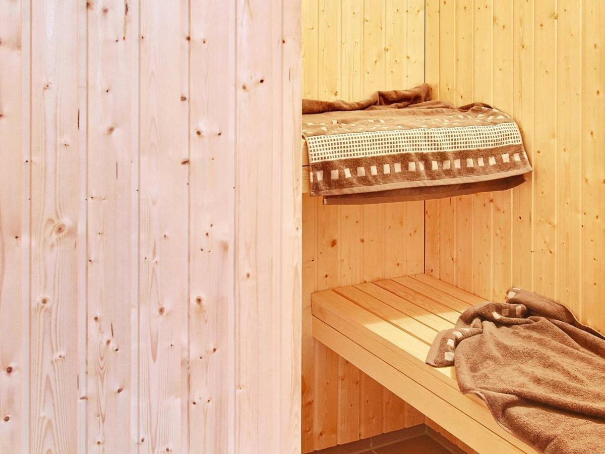 12 Person Holiday Home In Hasselberg คัพเพล์น ภายนอก รูปภาพ