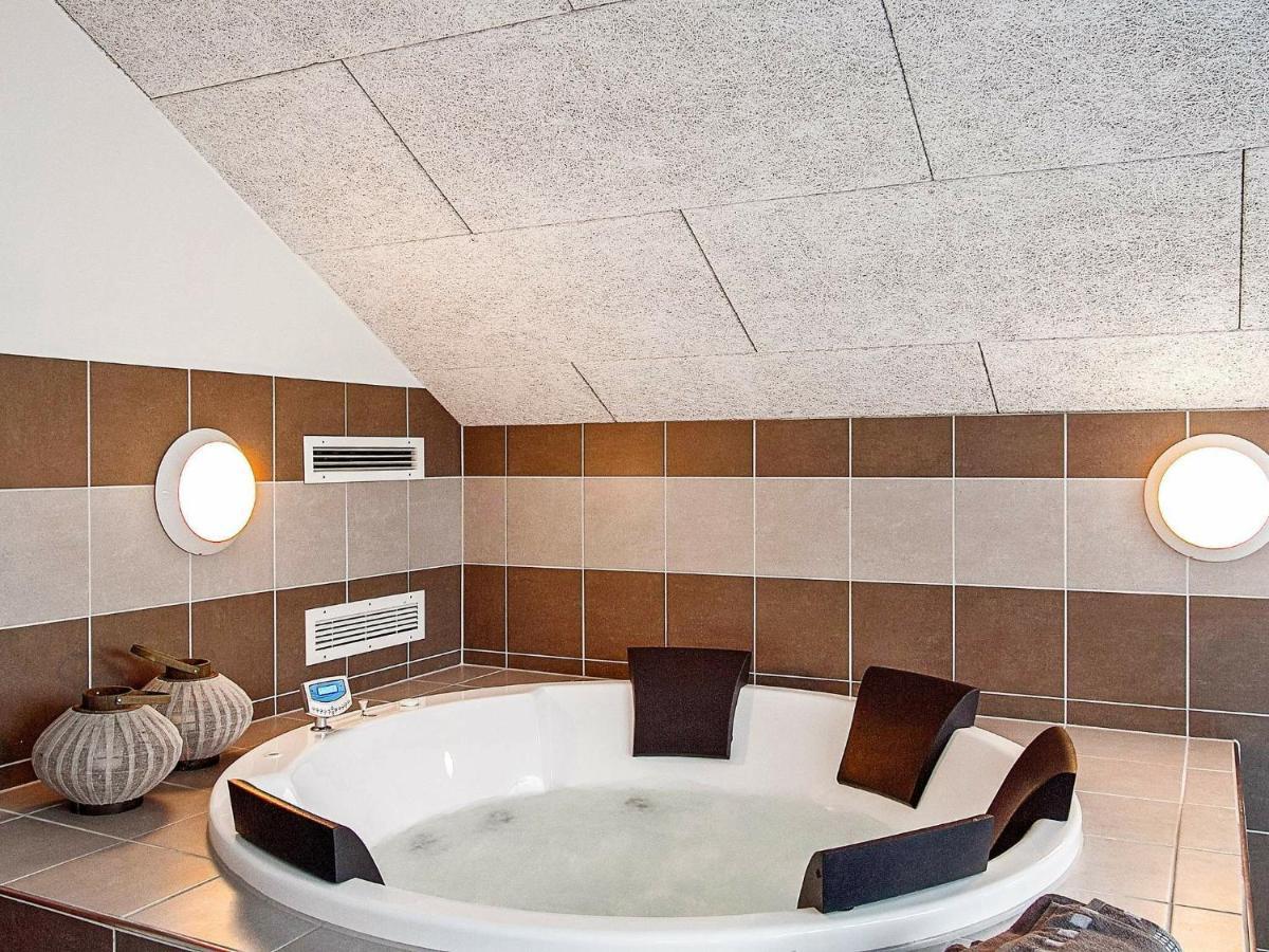 12 Person Holiday Home In Hasselberg คัพเพล์น ห้อง รูปภาพ